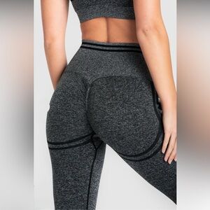 DOYOUEVEN Black and Grey Scrunched Leggings Size Large